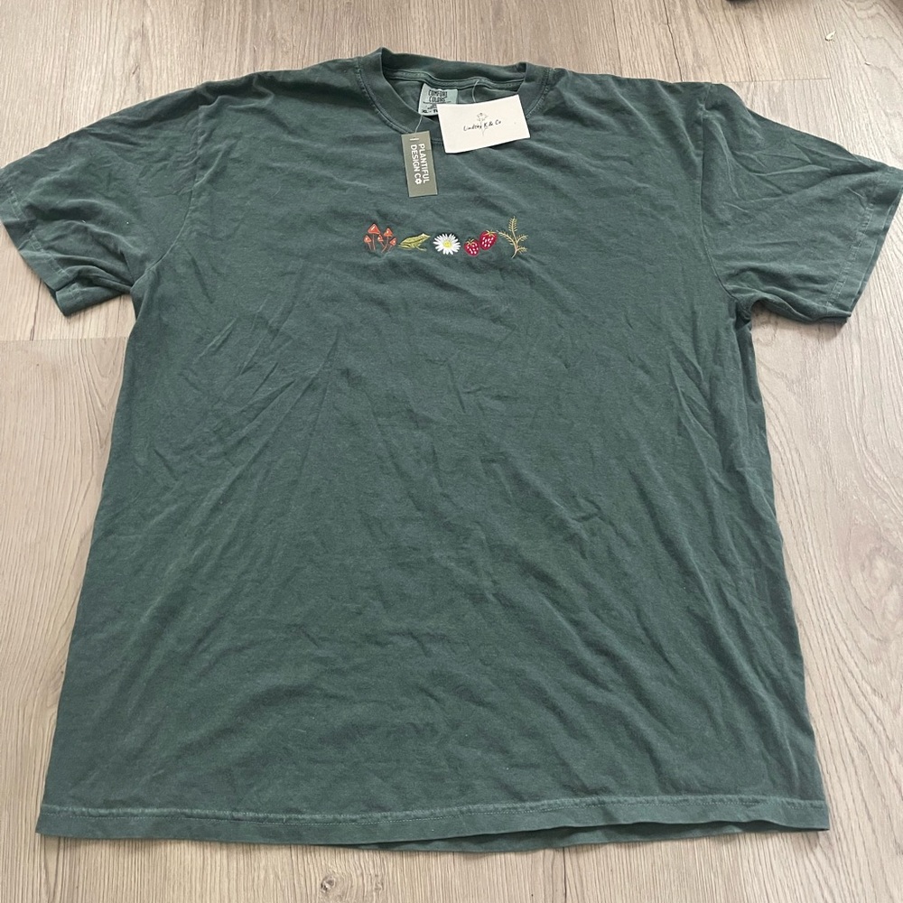 NWT Boutique Embroidered Wildlife/ Nature Green Graphic Comfort Colors T-Shirt